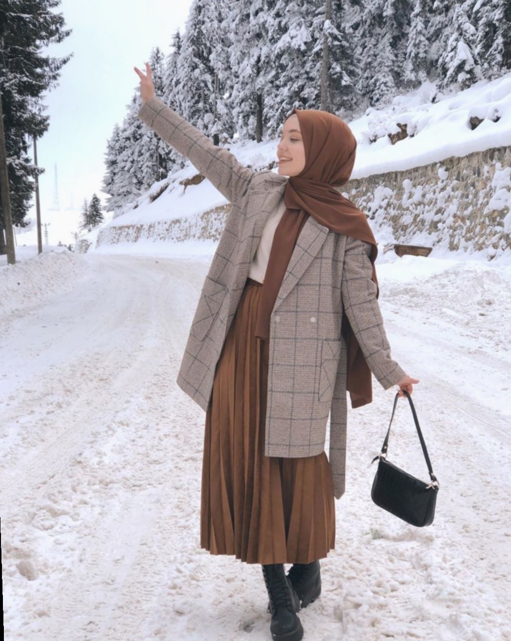 نمونهی استایل با حجاب با دامن بلند پشمی و پالتو