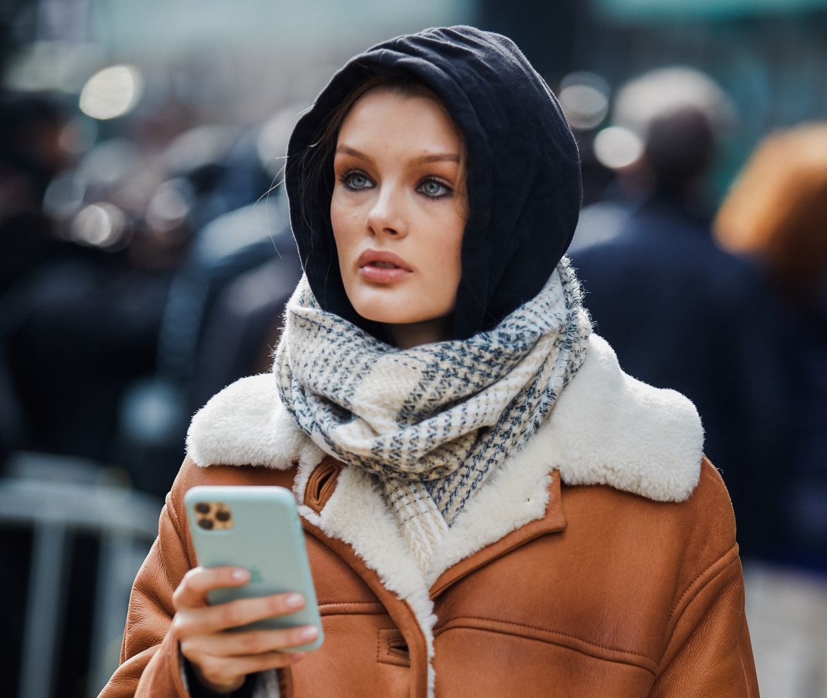 نمونهی استایل با حجاب با پالتو، هودی و شال گردن