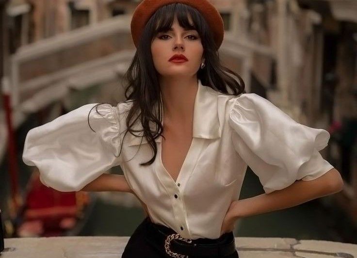 زنی با شومیز زنانه سفید