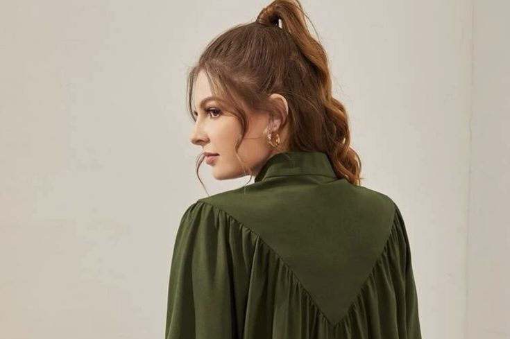 دختری با شومیز سبز چیندار و برش شکسته