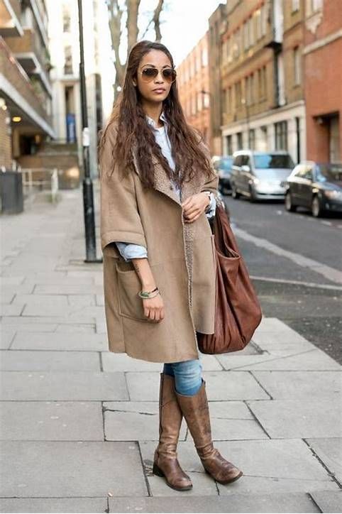 دختری با پالتوی کرمی و کیف و بوت قهوه ای