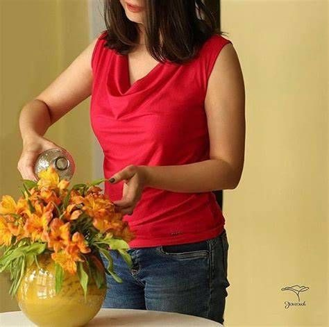 دختری با لباس یقه دراپه
