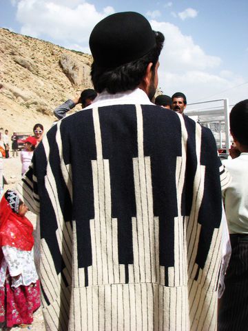 چوقا و تن پوش این پارچه دستباف ایرانی