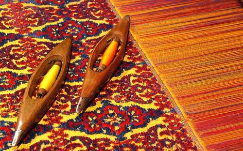 تصویر یک زَری دوزی اصفهان از پارچه های دستباف ایرانی