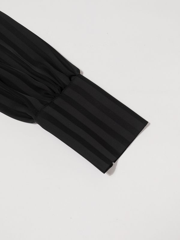 بلوز  مجلسی زنانه کرپ حریر یقه چپ راستی آستین پفی 40106