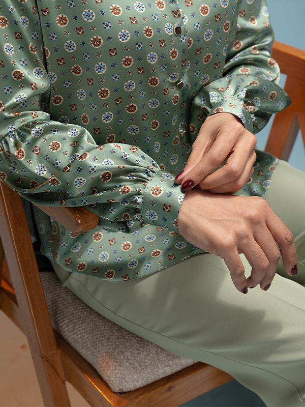 شومیز زنانه ساتن طرحدار مجلسی یقه گره ای 30108